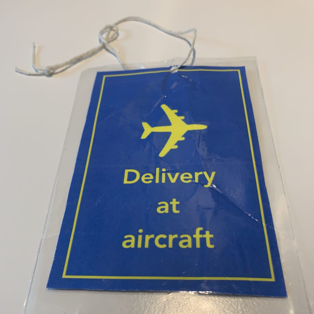 Rullestolreiser deliver at aircraft